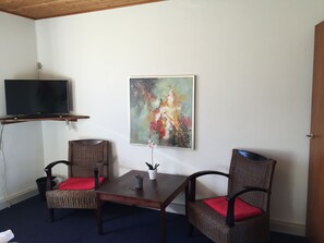 Basic Double Room | Living area | Flat-screen TV - Syvsten Kro (Sæby)