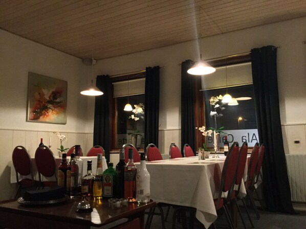 Mittagessen und Abendessen, lokale Küche