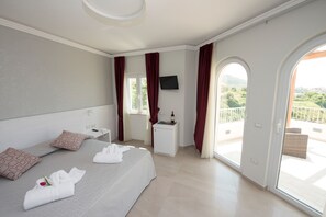 Deluxe dubbelrum - terrass - havsutsikt | Sängtillbehör av högsta kvalitet och minibar