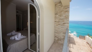 A balcony with a stone wall and a view of the ocean. - Borgo degli Dei - Affittacamere Poseidone (Parghelia)