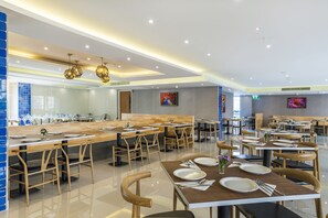 Breakfast, lunch and dinner served - Zircon Hotel (Bangkok)