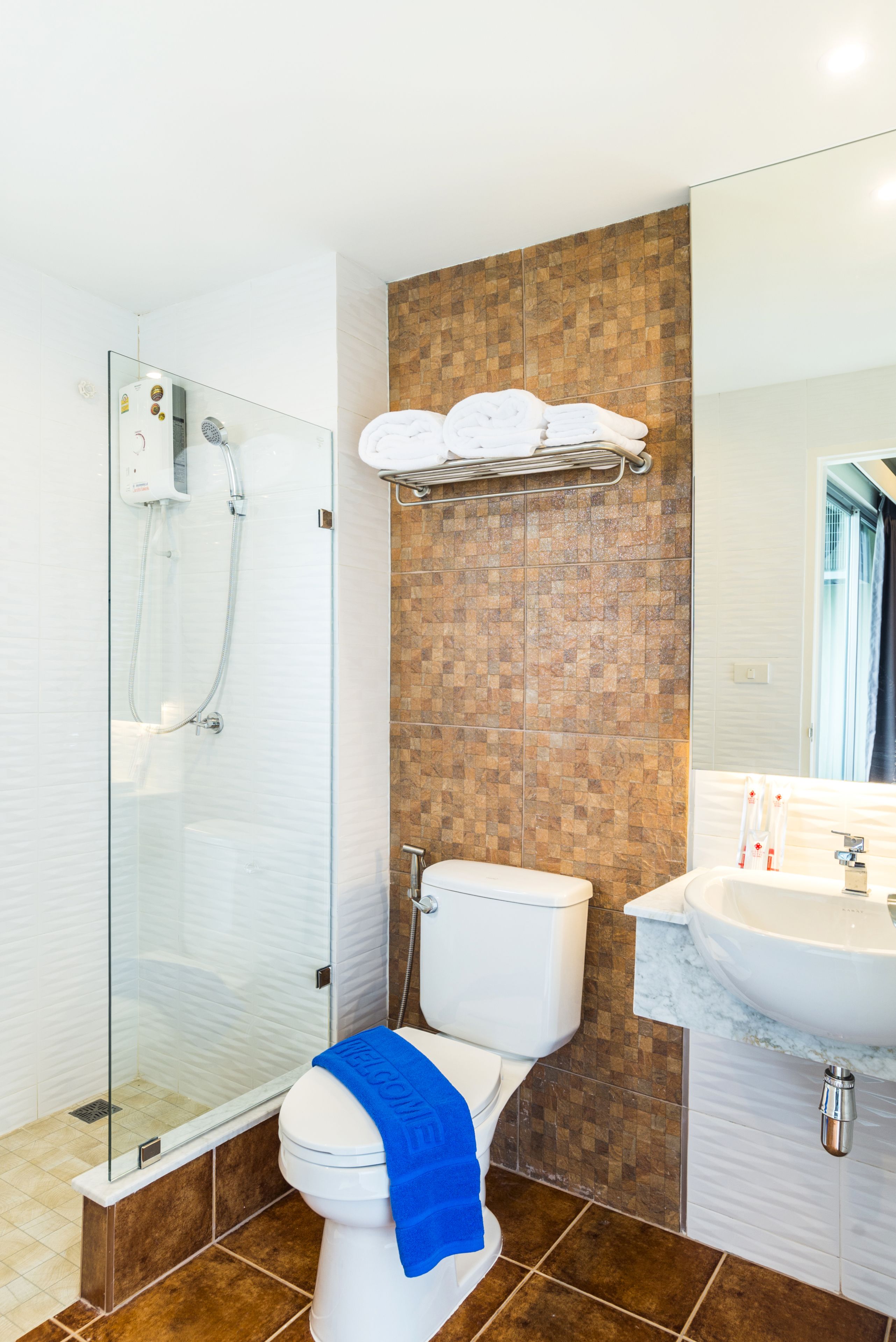 superior twins | bathroom | shower, free toiletries, hair dryer, slippers