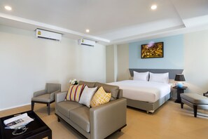 Zircon Suite | Minibar, in-room safe, desk, blackout drapes - Zircon Hotel (Bangkok)
