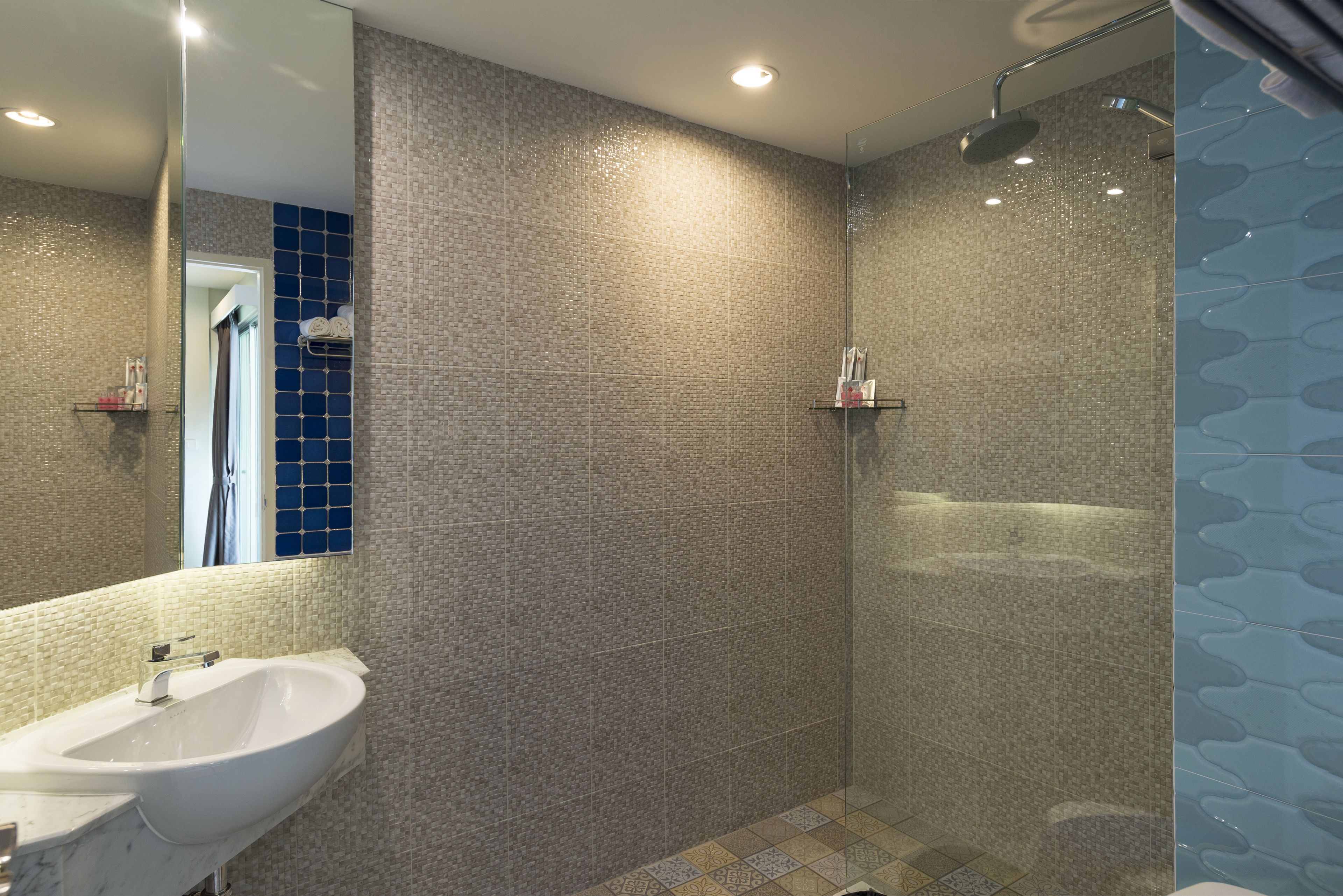 zircon suite | bathroom | shower, free toiletries, hair dryer, slippers