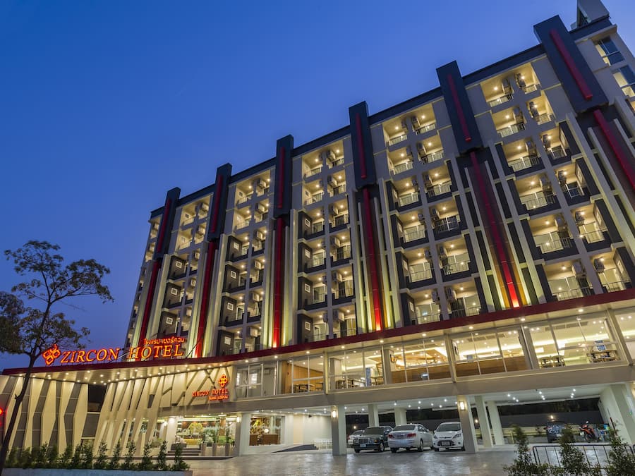 Fachada de la propiedad por la tarde o noche