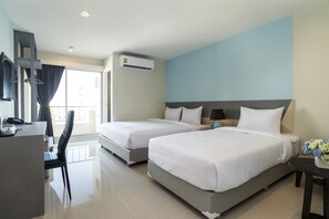 Family Room | Minibar, két bảo mật tại phòng, bàn, màn/rèm cản sáng 