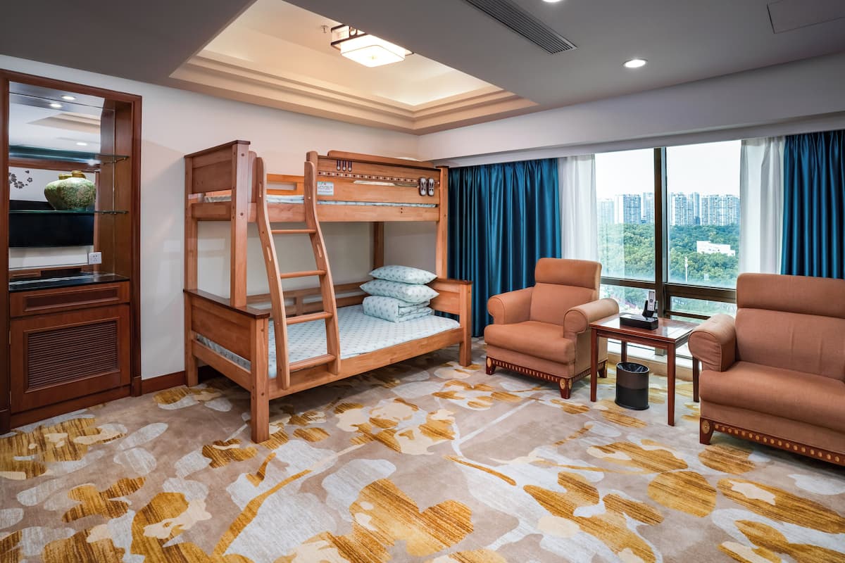 Deluxe Family Suite | Living room