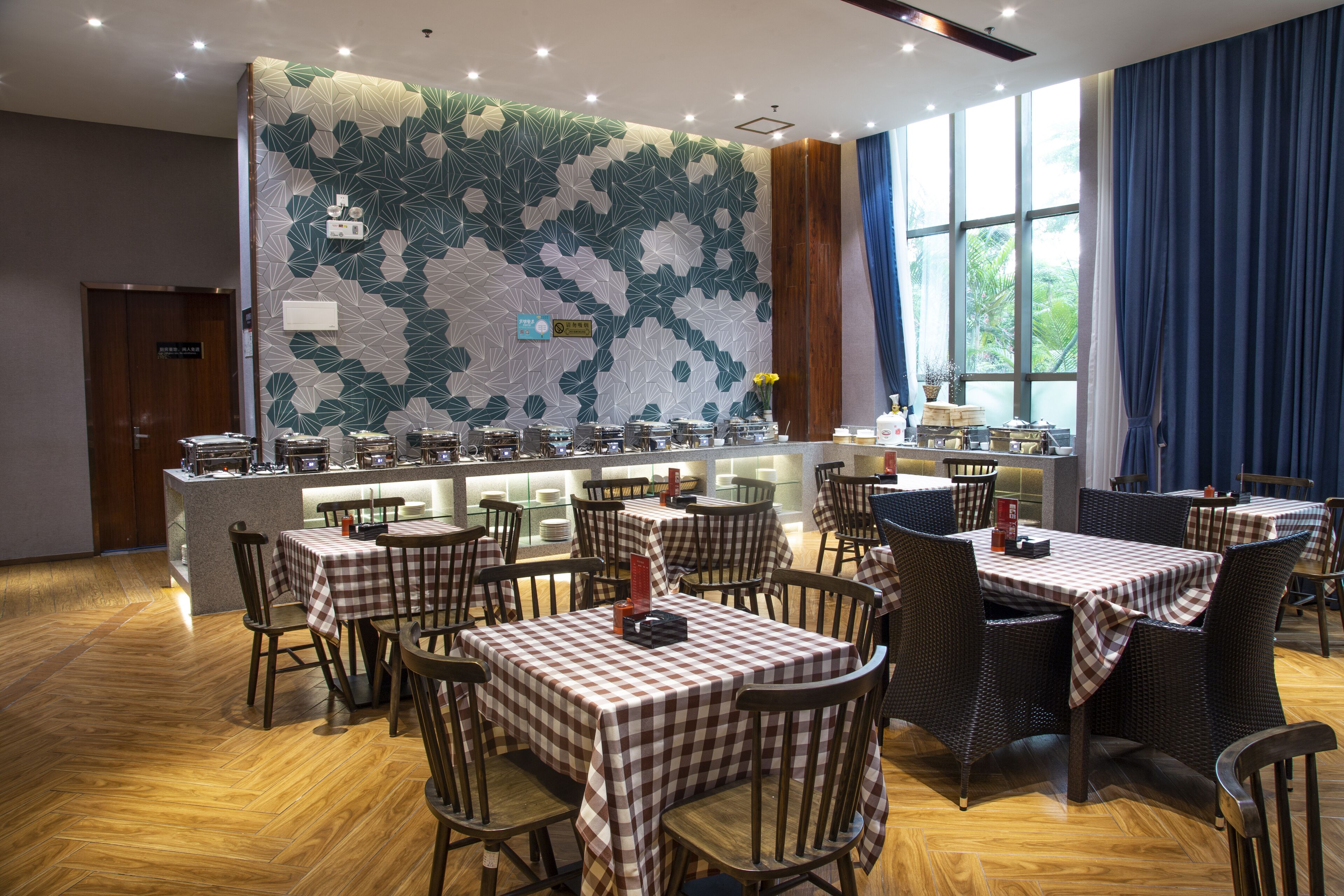 2 restaurants, breakfast, lunch, dinner served; chinese cuisine