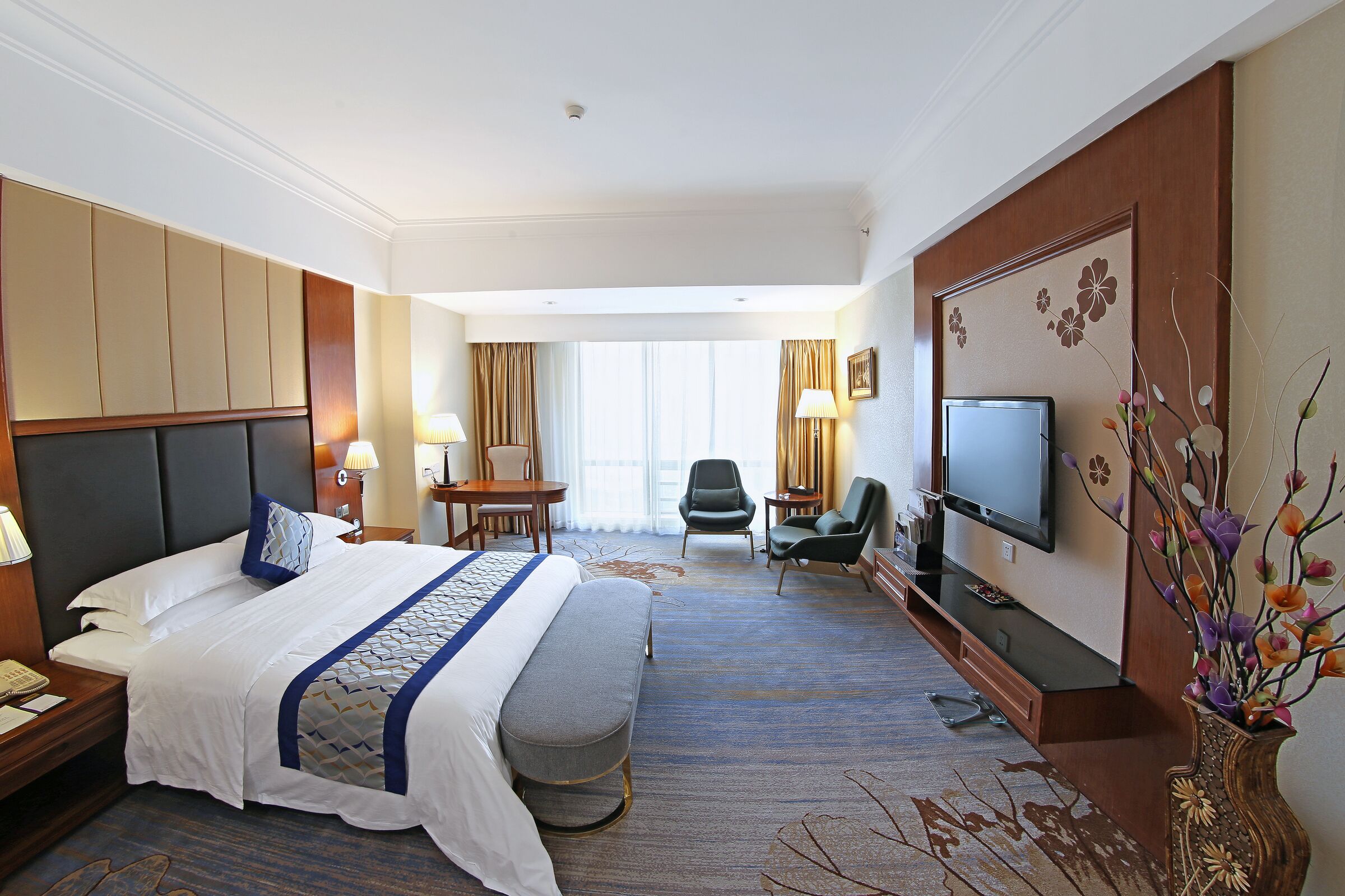 deluxe room | 1 bedroom, premium bedding, minibar, in-room safe