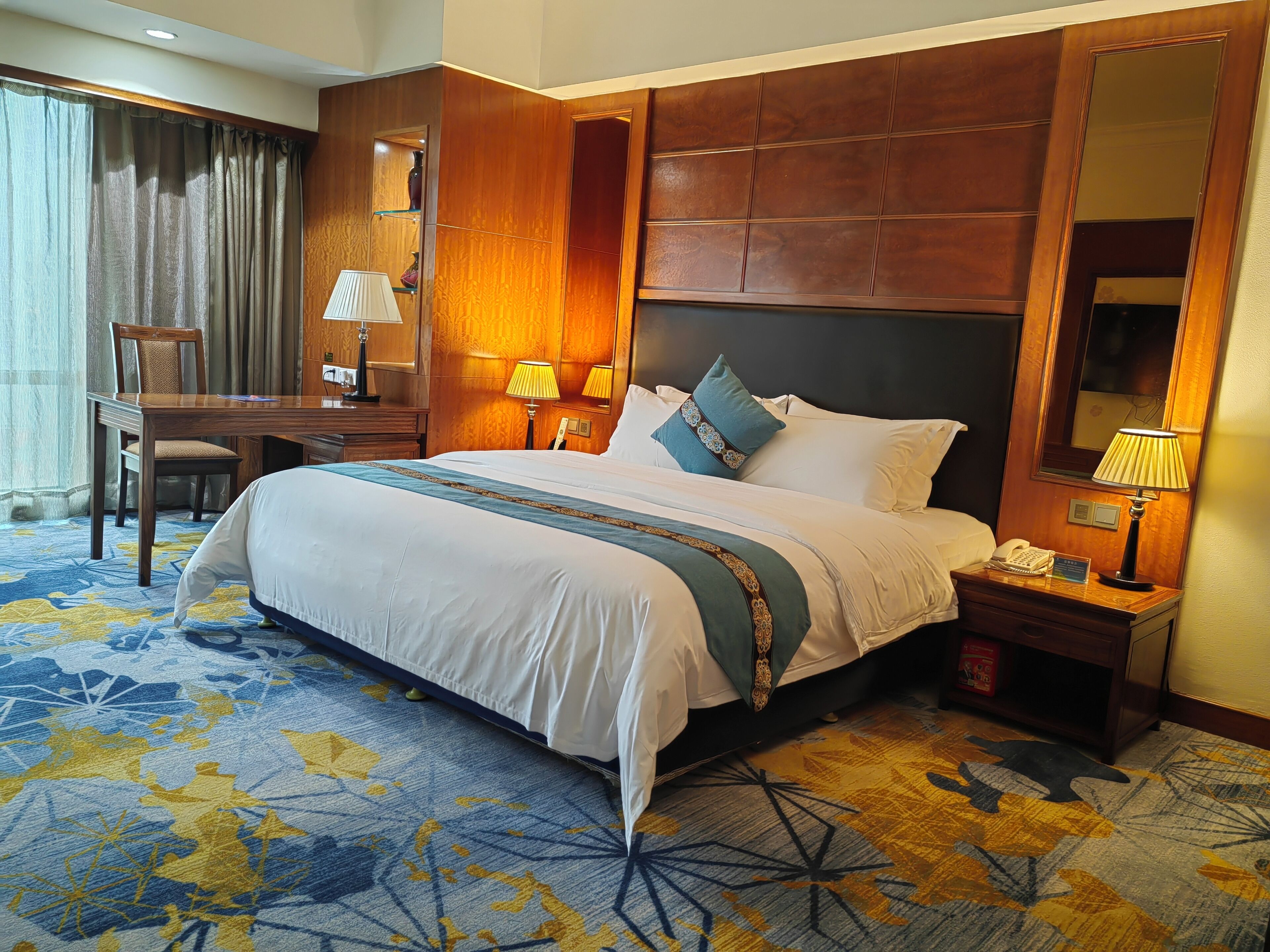deluxe suite | 1 bedroom, premium bedding, minibar, in-room safe