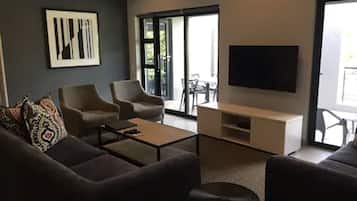 Familieleilighet, 2 soverom | Oppholdsrom | En 40-tommers Flatskjerm-TV med Parabol-TV samt LED-TV