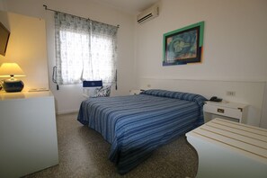 Standard Double Room | In-room safe, desk, blackout drapes, free WiFi - Hotel Serena (Caorle)