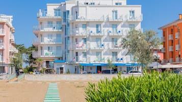 Guests can enjoy stunning ocean views from the hotel's balconies, with a restaurant and pizzeria on site.