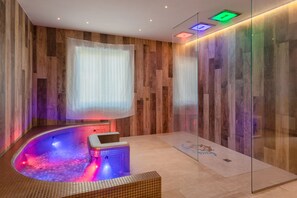 Un sauna, una bañera de hidromasaje, baño turco