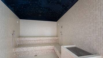 Un sauna, una bañera de hidromasaje, baño turco