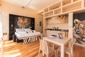 Estudio City, vistas a la ciudad | Ropa de cama de alta calidad, caja fuerte, decoración individual