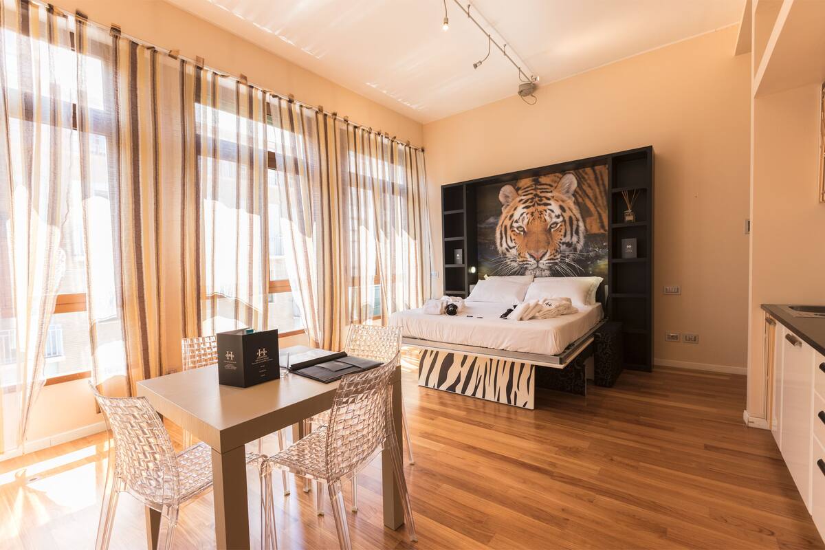 Monolocale City, vista città | Biancheria da letto di alta qualità, una cassaforte in camera