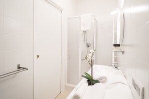 Apartemen Kota (Rigoletto) | Kamar mandi | Shower, perlengkapan mandi gratis, pengering rambut, dan handuk