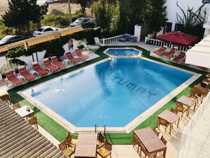 Ulkouima-allas, aurinkovarjoja, aurinkotuoleja