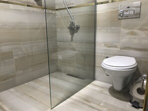 Suihku, ilmaiset hygieniatuotteet, hiustenkuivaaja, tohvelit