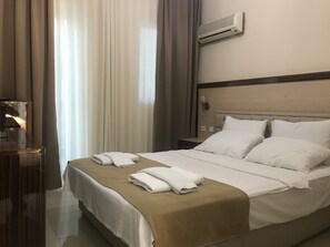 Minibaari, työpöytä, ilmainen Wi-Fi, vuodevaatteet