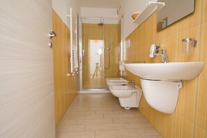 Camera quadrupla, terrazzo | Bagno | Doccia, asciugacapelli, bidet, asciugamani