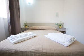 Een bureau, een strijkplank/strijkijzer, extra bedden (toeslag)