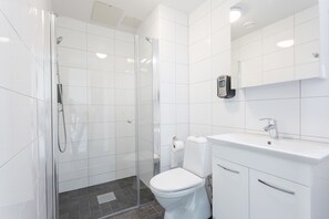 Superior Studio | Bathroom | Shower, hair dryer, towels
