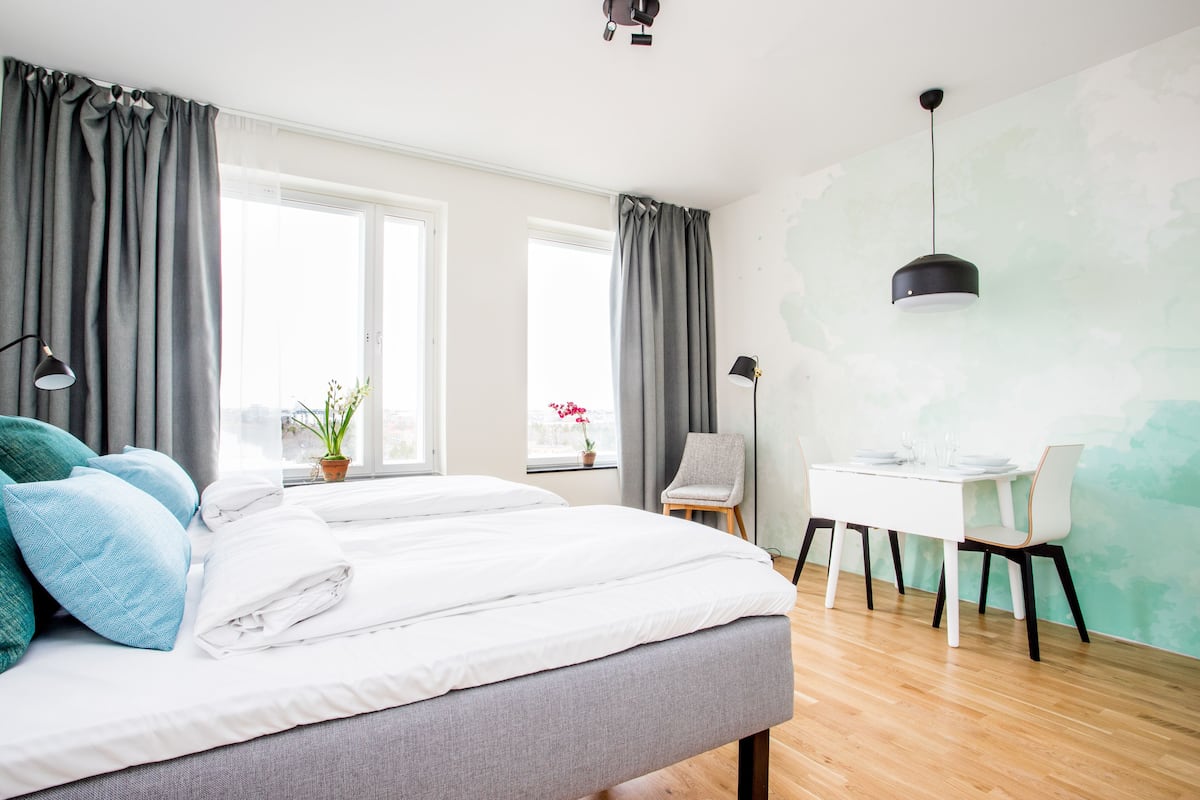 Departamento, 2 camas individuales | Espacio para trabajar con laptop y insonorización