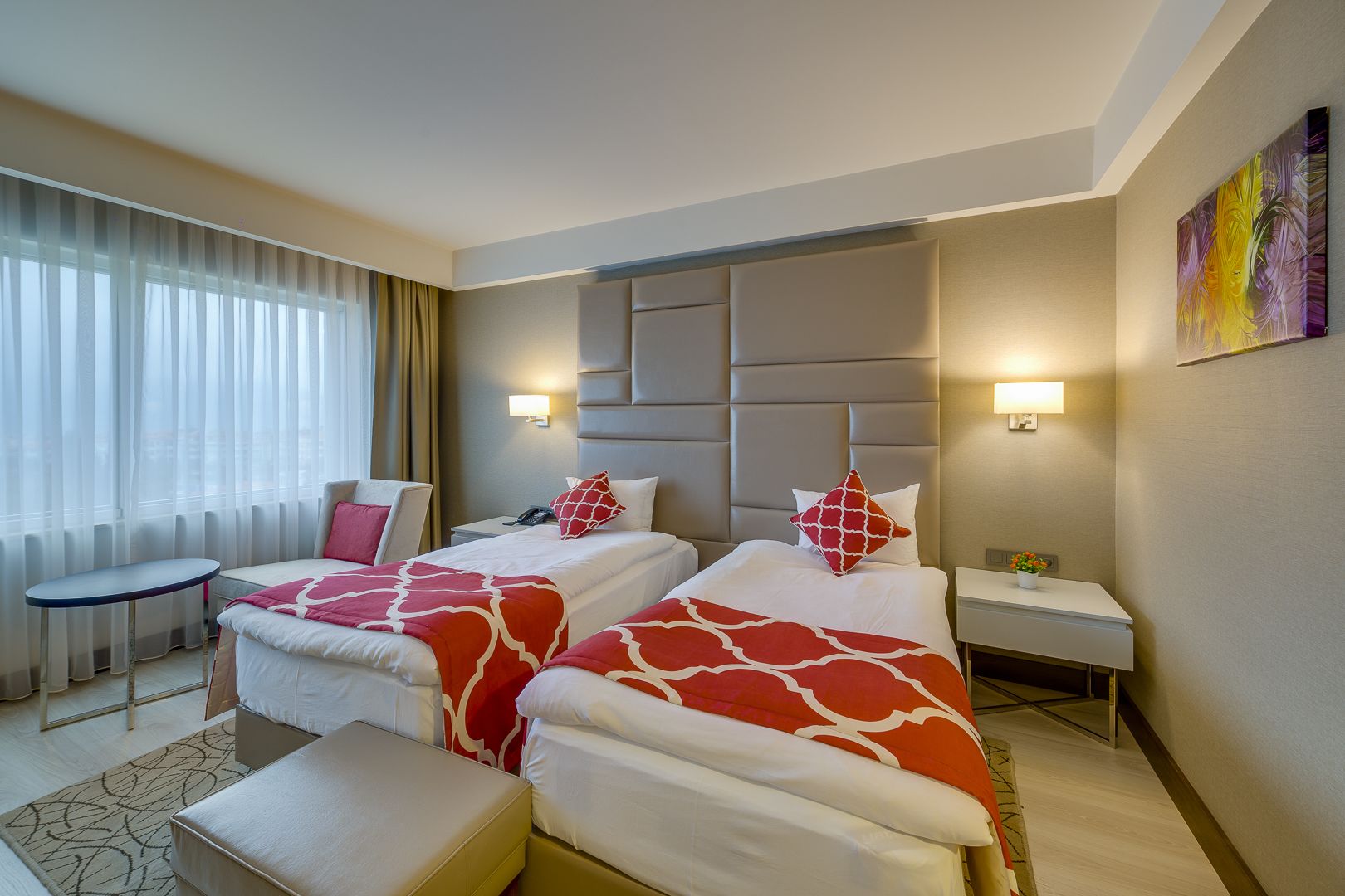 标准双床房 | 高档床上用品、迷你吧、客房内保险箱、办公桌