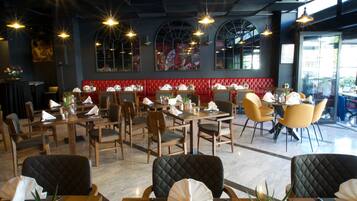 Ze serveren er ontbijt, lunch en diner