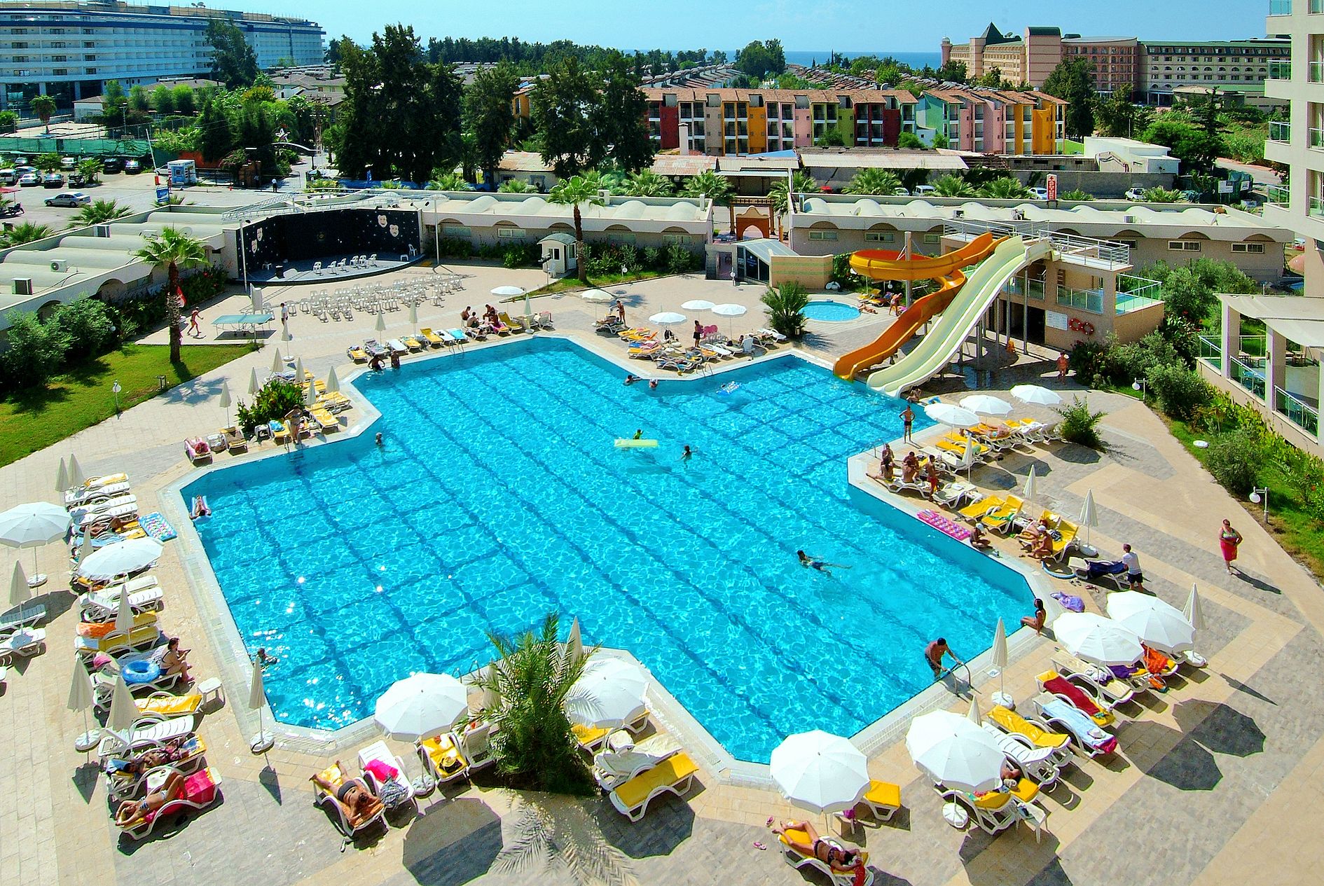 Alberca techada y alberca al aire libre por temporada