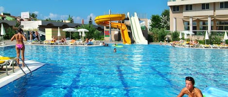 Piscine couverte, piscine extérieure (ouverte en saison)