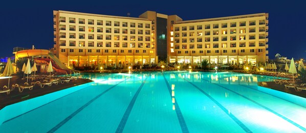 Indoor pool, seasonal outdoor pool, pool umbrellas, sun loungers - Miarosa Konaklı Garden - All Inclusive (Alanya)