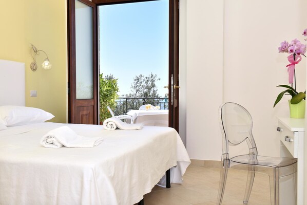 Deluxe-huone, oma kylpyhuone, meren rannalla | Yksilöllisesti sisustettu, työpöytä