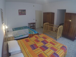 Bureau, lits bébé (en supplément)