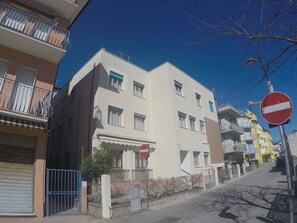   ด้านหน้าที่พัก - ตอนเย็น/กลางคืน