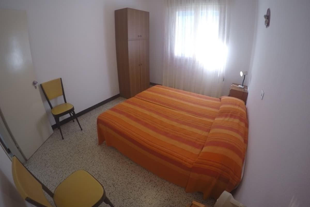 Desk, cots/infant beds