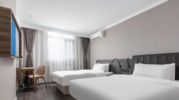 A hotel room with two beds, a desk, a chair, and a TV. - HanTing Hotel (Beijing Changhong Bridge Tuanjiehu Subway Station) (Beijing)