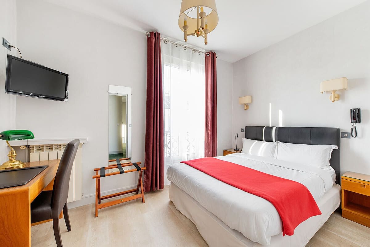 Standard Double Room | Desk, soundproofing, iron/ironing board, rollaway beds
