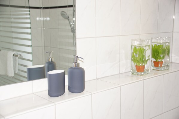 Gratis toiletartikelen, een haardroger, handdoeken