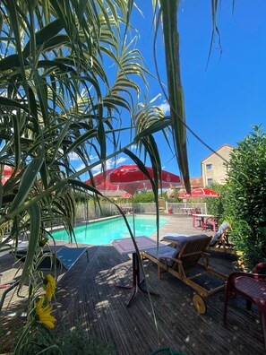 Piscine extérieure, parasols de plage, chaises longues