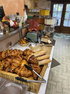 Petit déjeuner (11 EUR par personne)