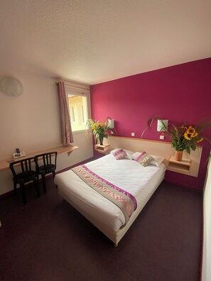 Desk, laptop workspace, blackout drapes, soundproofing - Hôtel Restaurant de La Place (Malay)