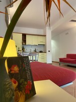 Refrigerador, placa de cocina, utensilios de cocina