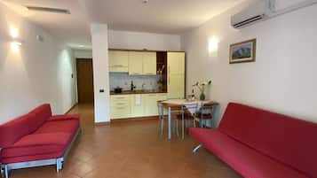 Basic-Apartment, 1 Schlafzimmer, Terrasse | Wohnbereich