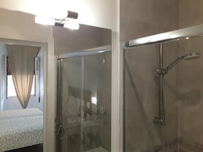 Standard Double Room, 1 Double Bed (Duquesa 3) | Bathroom | Shower, free toiletries, hair dryer, towels - Fan Rooms Duquesa (Málaga)