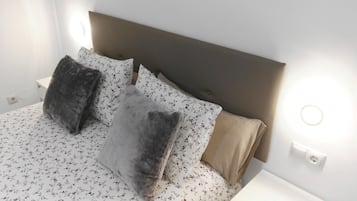 Quarto casal superior, 1 cama de casal (Duquesa 1) | Edredons de pluma, Wi-Fi de cortesia, roupa de cama