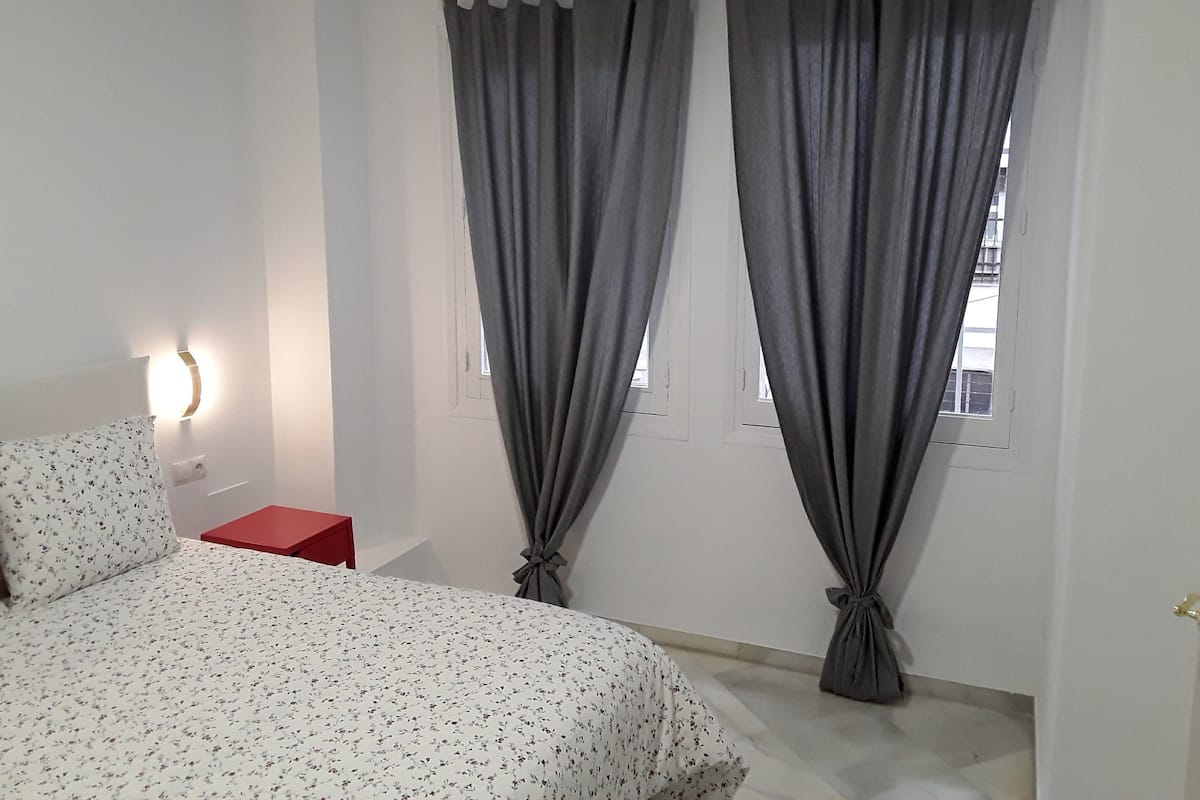 Doppia Standard, 1 letto matrimoniale (Duquesa 3) | Copriletto in piuma, Wi-Fi gratuito, lenzuola