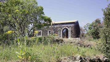 Vista frontal de la propiedad